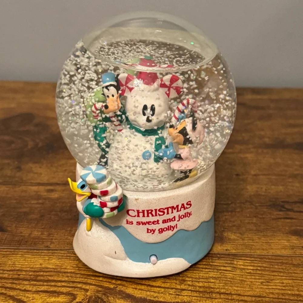 Disney Hallmark Musical‎ Snow Globe Christmas Candy Goofy Minnie Donald Mickey